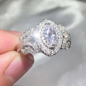 Anello con Cristallo a Forma di Farfalla e Fiore per Donne, Elegante Accessorio Floreale per Uso Quotidiano e Feste - Product Image 2