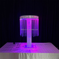 Support de toile de fond de mariage avec rideau de perles LED RGB et cadre métallique blanc pour la décoration de scène de mariage et de fête