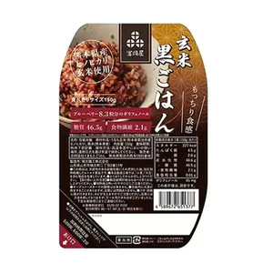 Productos de comida japonesa arroz integral instantáneo con negro orgánico