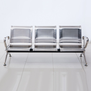 Silla de espera de tres plazas de acero inoxidable Wolverhampton con reposabrazos para uso público en aeropuertos, bancos y hospitales - Product Image 3