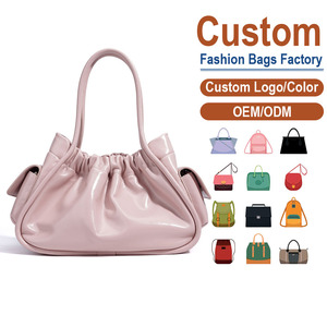 กระเป๋าหนังแท้สะพายข้าง เนื้อผิวเรียบเนียน มีช่องใส่ของด้านข้าง สายสะพายโซ่ถอดได้ เหมาะสำหรับการเดินทางในชีวิตประจำวัน - Product Image 1