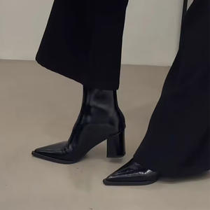 Bottines à talon bloc et bout pointu pour femme, nouvelle collection hiver automne, en cuir verni noir, avec fermeture éclair arrière, élégantes et haut de gamme - Product Image 4