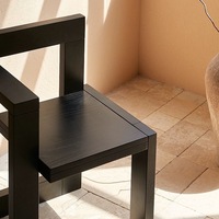 Fauteuil d'appoint en bois teinté, design bloc asymétrique, assise et dossier sculpturale, pour salon, vente en gros