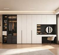 Dressing moderne sur mesure avec portes vitrées brillantes en bois pour chambre à coucher
