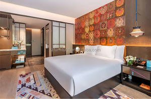 Proyecto OEM de Muebles Personalizados para Dormitorios de Hotel: Estructura de Cama King de Madera Duradera y Juego de Colchón con Cabecero Tapizado y Mesitas de Noche - Product Image 3
