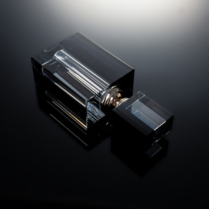 Flacon de parfum vide de luxe en verre cristal carré avec pulvérisateur à pompe, sérigraphie et givrage pour mini-huile parfumée arabe artisanale, idéal comme cadeau - Product Image 6