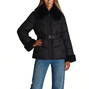 Chaqueta Acolchada para Mujer con Ribete de Piel Sintética - Abrigo de Invierno con Cinturón y Cuello Ancho a la Moda - Product Image 1