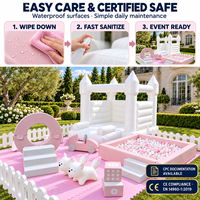 Ensemble d'équipements de jeux gonflables commerciaux rose et blanc avec château gonflable, piscine à balles et structure d'escalade en mousse pour la location d'événements et de fêtes