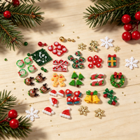 Kit de 24 compartiments de breloques de Noël mixtes pour ongles : perles décoratives en résine en forme de bonhomme en pain d'épices et clous en métal en forme de flocon de neige pour le nail art de Noël DIY