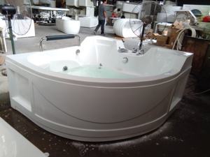 BALIS hochwertige Badewanne im europäischen Stil Whirlpool Massage Ecke Dreieck Acryl Zwei-Personen-Badewanne mit TV - Product Image 4