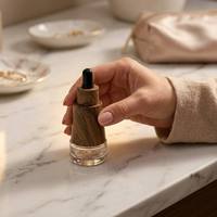 Flacon compte-gouttes OEM personnalisé 30 ml en verre de luxe à grain de bois, avec manchon en bois de café et bulbe en caoutchouc pour bouteilles d'huiles essentielles