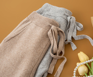 <span class=keywords><strong>Pantaloni</strong></span> <span class=keywords><strong>Larghi</strong></span> in Cashmere di Lusso per Donna, <span class=keywords><strong>Morbidi</strong></span> e Lavorati a Maglia - Product Image 6