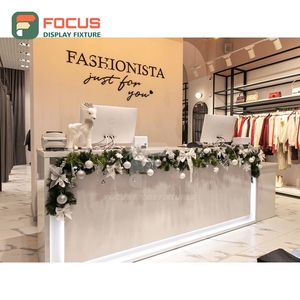 Vitrine en bois sur mesure pour magasin de vêtements – Gestion de projet - Product Image 3