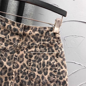 Ropa de calle para <span class=keywords><strong>mujer</strong></span> estampado de leopardo <span class=keywords><strong>roto</strong></span> nuevo verano 2025 versátil y adelgazante con piernas anchas pantalones cortos de mezclilla - Product Image 6