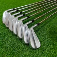 Fers de golf pour droitiers avec manche en acier et semelle large pour des coups longs et droits