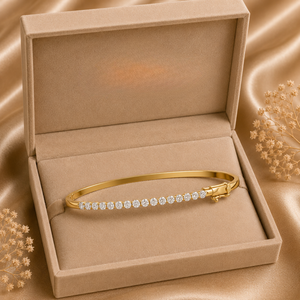 Brazalete de oro amarillo con diamantes, con media fila de piedras brillantes de corte redondo y cierre de caja seguro, joyería fina. - Product Image 2