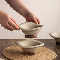 Bol à pied à bord évasé avec base en bois d'acacia 70ml 200ml, plat à noix et snacks en grès, coupe à fruits, décoration de table à thé Japandi