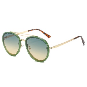 <span class=keywords><strong>Gafas</strong></span> de sol degradadas multicolores decorativas de encaje de Metal con marco pequeño de doble haz resistente a UV de viaje Vintage de gama alta - Product Image 2