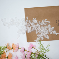 Applique florale luxueuse en dentelle cordonnée brodée de perles pour voile de mariée et robe