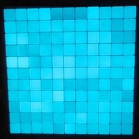 Mosaïque de verre bleu brillant brillant dans l'obscurité de la piscine