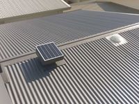 Ventilateur de grenier solaire haute efficacité 30W, profil bas, ventilateur de toit solaire, débit d'air maximal 1853 CFM, boîtier en acier thermolaqué haute résistance