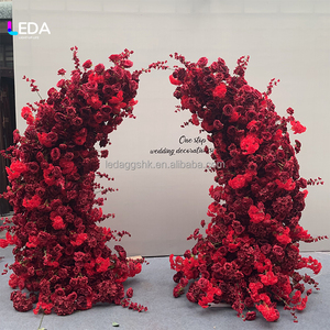 LEDA Arche de fleurs rouges très tendance pour mariage, décoration florale pour entrée d'hôtel et allée de mariage - Product Image 1