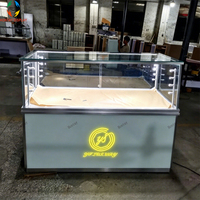 Vitrine à bijoux élégante en aluminium et verre avec éclairage LED pour les projets d'aménagement intérieur de boutiques de luxe modernes et de magasins de détail