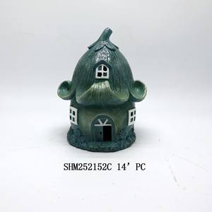 Décoration de Noël Festive en Résine : Cabane Champignon pour Micro-Paysage - Product Image 1