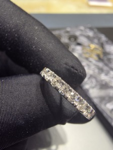 Anillo de Platino con Diamantes de Diseño para Mujer, con un Look Moderno y Elegante, Joyería Fina para la Colección Nupcial, Celebración de Aniversario - Product Image 6