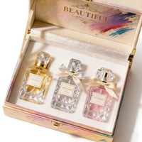 Boîte d'emballage de luxe personnalisée en forme de livre avec insert en mousse, faible MOQ, livraison rapide, pour 3 flacons de parfum avec fermeture à ruban