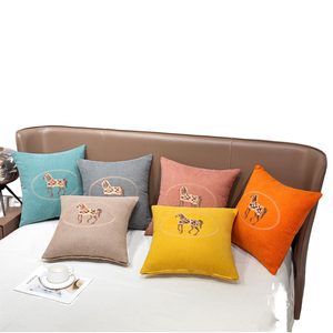 Cojín bordado de doble cara con estampado de <span class=keywords><strong>Anime</strong></span> de dibujos animados bonitos personalizados para uso doméstico o de Hotel para dormir y abrazar - Product Image 1