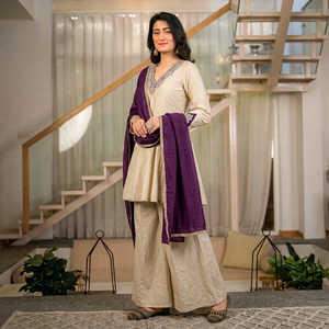 Ensemble Salwar Kameez pour femme beige et violet, coupe ample, brodé, tissé, haut à manches longues, pantalon large, châle, pour fêtes et mariages - Product Image 1