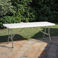 Table pliable HDPE blanche de 6 pieds, salle à manger extérieure portable et légère pour hôtels, parc, cour, extérieurs en métal et fer