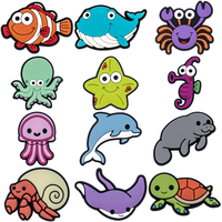 Vente en gros d'accessoires personnalisés pour petits poissons et animaux breloques pour chaussures populaire nouveau design 2d fashion bulk breloques pour chaussures de créateurs de dessins animés
