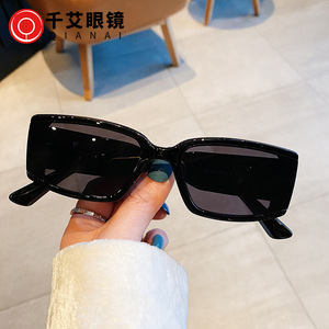 Gafas de Sol con Marco Cuadrado Negro Brillante, Protección UV400, Tipo 3 Lentes, Unisex, Estilo Urbano, a la Moda - Product Image 4