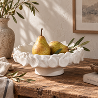 Plateau en céramique crème sur piédestal avec décor en relief sculptural, plateau de présentation décoratif pour la décoration moderne de la maison