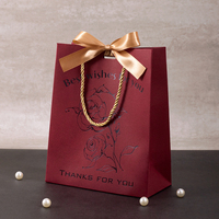 Boîte et sac à dragées de luxe rouge rosé haut de gamme pour mariage avec gaufrage en papier d'art, design recyclable et ruban