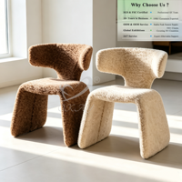 Fauteuil Teddy sans accoudoirs, sculptural et moderne, entièrement enveloppé de tissu bouclé, avec structure intégrée monobloc, idéal pour café, hôtel, hall d'entrée ou salle à manger.