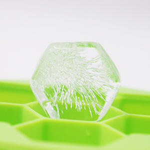 <span class=keywords><strong>Grand</strong></span> <span class=keywords><strong>bac</strong></span> à glace en silicone de qualité alimentaire hexagonal en nid d'abeille à 7 grilles avec couvercle Nouveau modèle de moule à glace Cubes en boîte en forme de tasse - Product Image 4