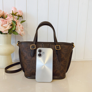 Bolso de Mano de Material PU de Alta Calidad. El forro está hecho de poliéster. Fue diseñado por el diseñador de la marca. - Product Image 3