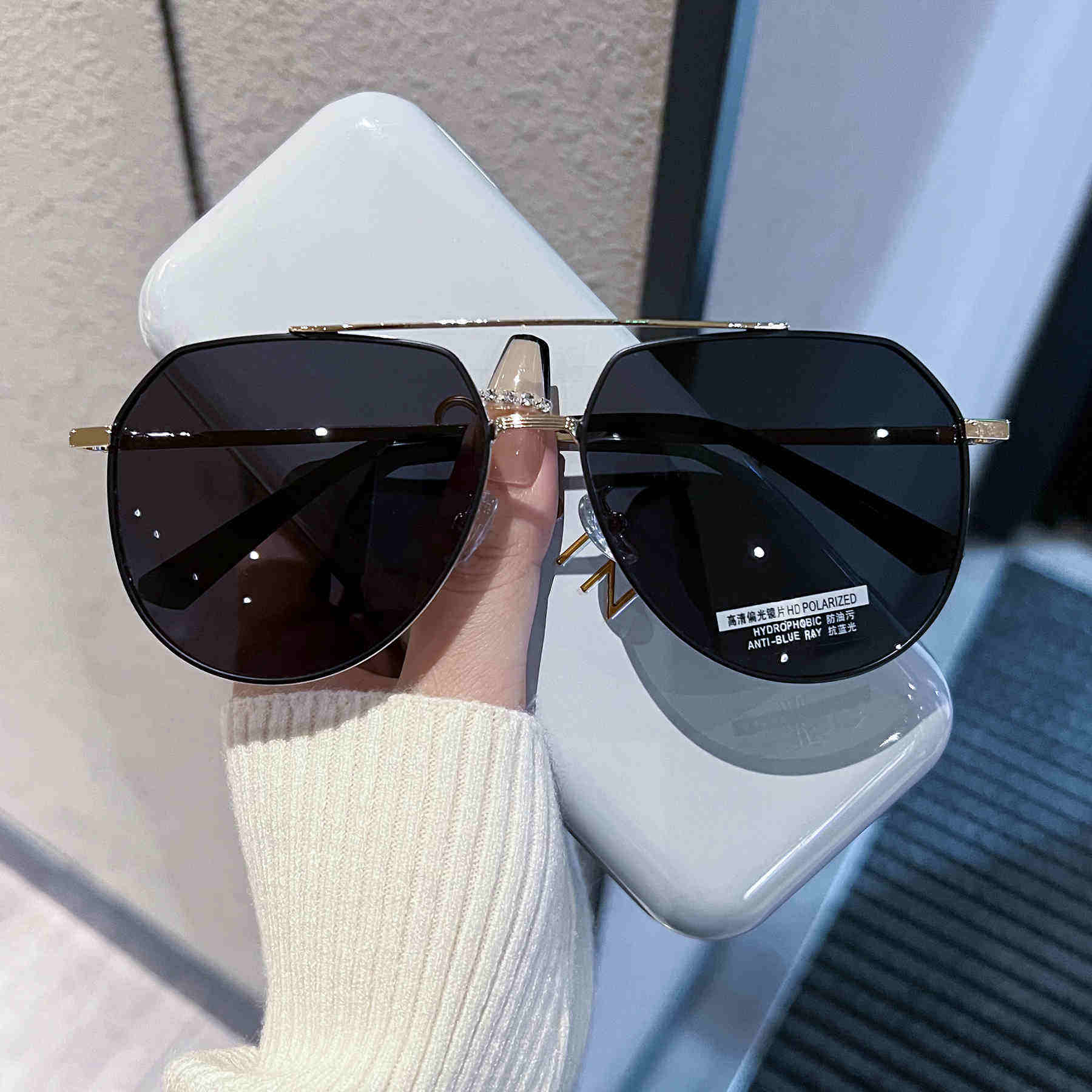 กรอบสีทองสีดำและสีเทา