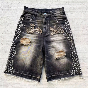 Pantalones Cortos de Mezclilla para Hombre Estilo Streetwear con Logotipo Personalizado de Cristales de Imitación, Dobladillo sin Rematar, Borde Cortado, Desgastados y Lavado Ácido - Product Image 1