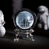 Globe terrestre en cristal, sphère décorative avec base dorée - un cadeau créatif et exquis