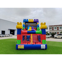 Château gonflable combiné sur le thème des blocs de construction avec toboggan, pour enfants, idéal pour les anniversaires et les locations de fêtes dans les jardins.