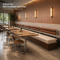 Ensemble banquette triple avec coussins en cuir cognac et crème, base en bois foncé, structure en métal argenté, table carrée et chaises