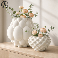 Vase en céramique moderne blanc ARM LVG avec texture 3D à bulles, pot à fleurs sculptural en porcelaine pour la décoration intérieure, motif galet en relief