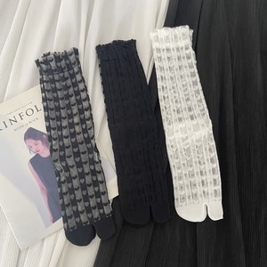 Chaussettes Tabi Jingwen OEM Oeko Tex100 en dentelle cœur, à volants, en maille, à deux orteils, mignonnes, à rayures verticales, transparentes, à orteils fendus - Product Image 2