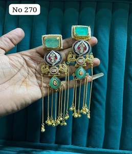 Pendientes Étnicos Premium Kundan Adornados con Piedras de Rubí Doble y Cadenas Decorativas Colgantes, Joyería Tradicional de Moda India - Product Image 1