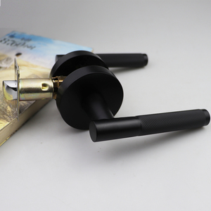 Populares manijas de puerta de imitación de madera en negro mate para entrada, privacidad o pasillo, con cerradura y palanca de diseño moleteado - Product Image 3