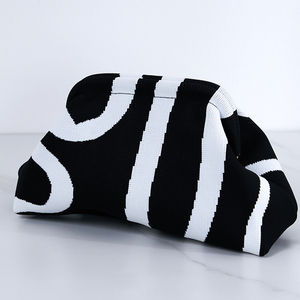 Trousse de maquillage portable à rayures de grande capacité de grande valeur avec logo personnalisé Rangement durable et étanche à la mode pour femmes filles - Product Image 4